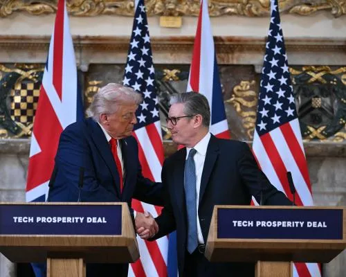 Donald Trump Directs Criticism on Putin and Commends UK in Joint Appearance with Keir Starmer